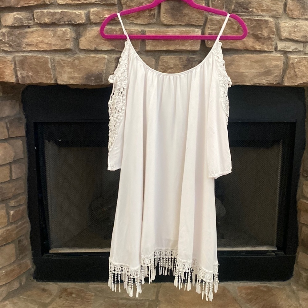 MWOT White lined, shark bite shift dress w/cold shoulder with lace. Size small